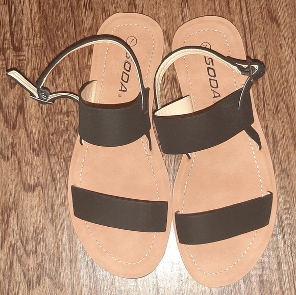 Soda Women's Size 7, flat black Sandals. - Picture 1 of 2